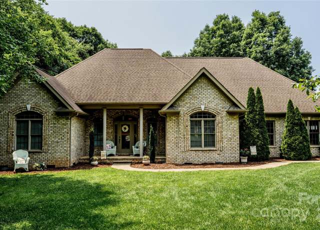 Property at 3273 16th St NE, Hickory, NC 28601, 3 beds, 2 baths