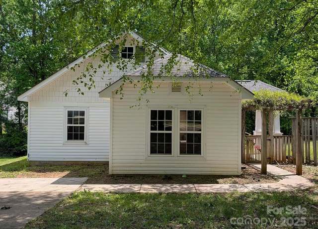 Property at 8332 Highlander Ct, Charlotte, NC 28269, 3 beds, 2 baths