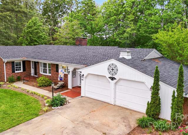 Property at 200 Woodside Dr, Morganton, NC 28655, 3 beds, 3.5 baths