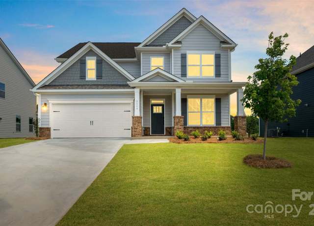 Property at 461 Fox Cove Rd, Hendersonville, NC 28792, 4 beds, 3.5 baths