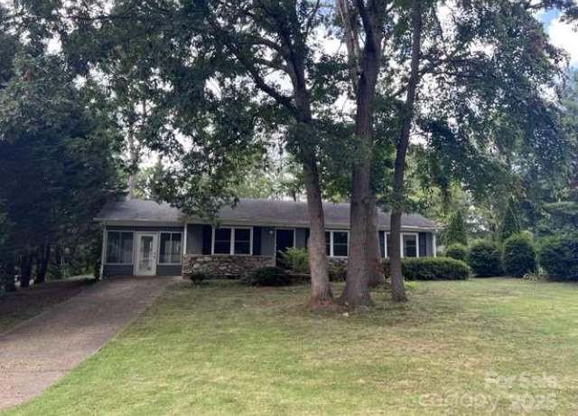 Property at 6 Fairway Dr, Asheville, NC 28805, 3 beds, 2 baths