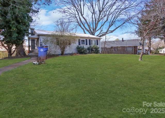 Property at 28 Deaverview Rd, Asheville, NC 28806, 3 beds, 1.5 baths