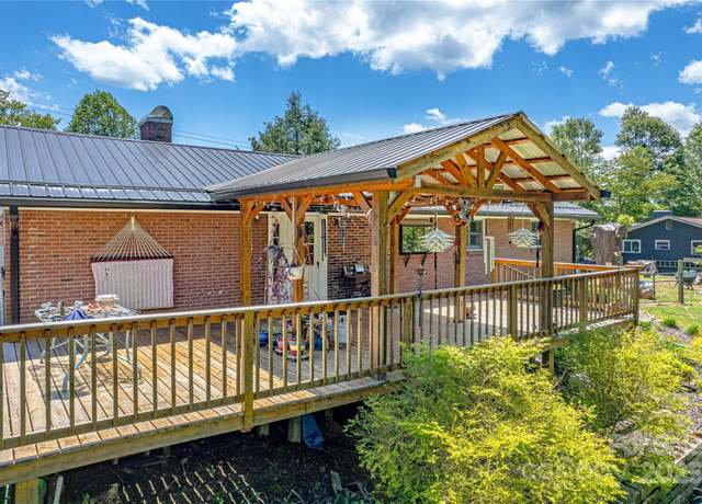 Property at 75 Hawthorne Dr, Brevard, NC 28712, 3 beds, 2 baths