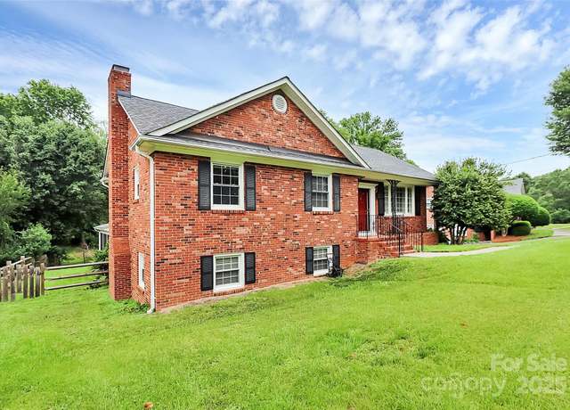 Property at 6908 Lancer Dr, Charlotte, NC 28226, 4 beds, 3 baths