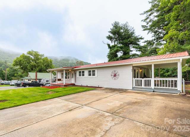 Property at 93 Valley View Cir, Waynesville, NC 28786, 3 beds, 2 baths