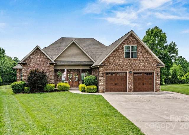 Property at 5163 Meadow Park Ln, Hickory, NC 28602, 4 beds, 3.5 baths