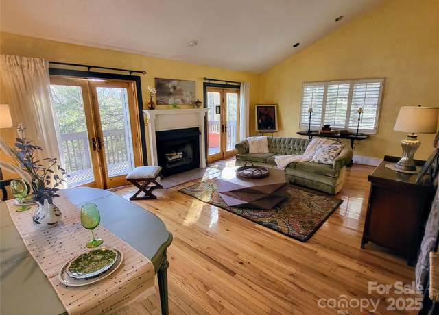 Property at 31 Cedarwood Ln, Asheville, NC 28803, 3 beds, 2 baths