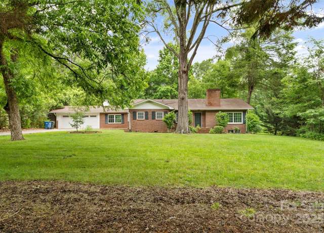 Property at 121 33rd Ave NE, Hickory, NC 28601, 3 beds, 2.5 baths