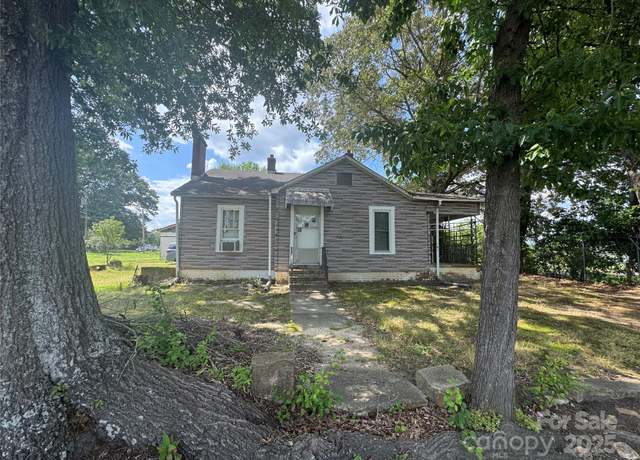 Property at 3764 2nd Ave SW, Hickory, NC 28602, 3 beds, 1 bath