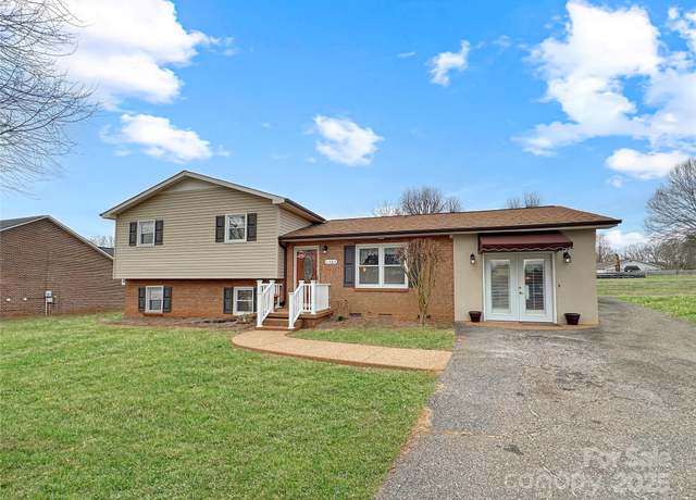 Property at 1465 Earl St, Hickory, NC 28602, 3 beds, 2.5 baths