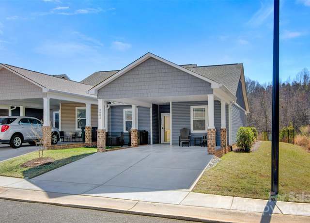 Property at 2802 15th Avenue Pl SE, Hickory, NC 28602, 3 beds, 2 baths