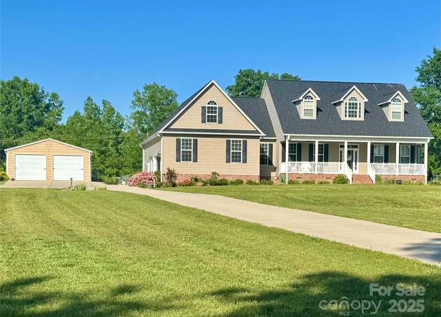 Property at 945 Songbird St, Lancaster, SC 29720, 5 beds, 3.5 baths