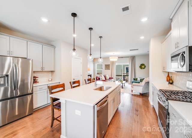 Property at 3738 Memorial Pkwy, Charlotte, NC 28278, 4 beds, 3.5 baths