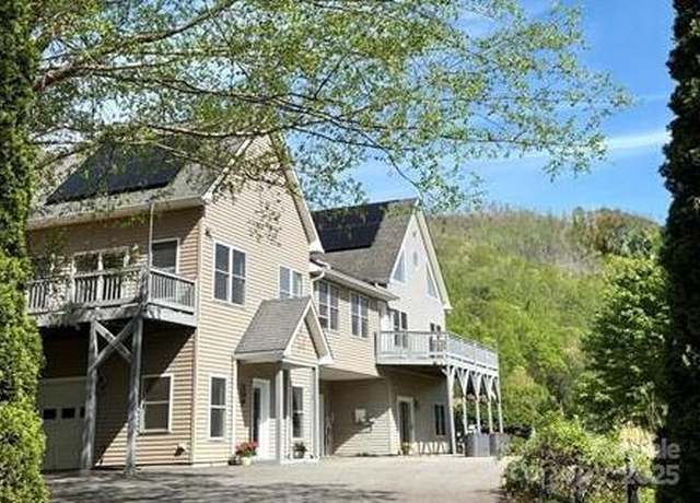 Property at 105 Elm Dr, Asheville, NC 28805, 4 beds, 4 baths