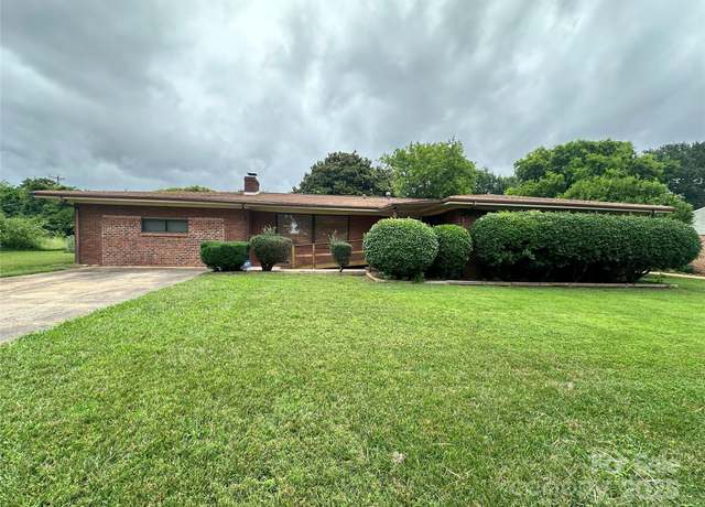 Property at 2128 Senior Dr, Charlotte, NC 28216, 3 beds, 2.5 baths