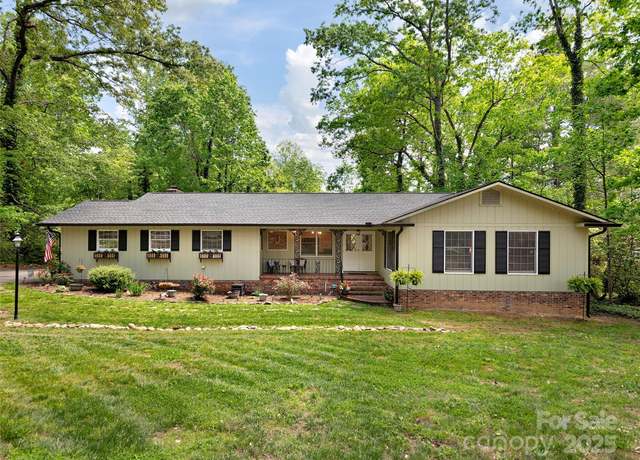 Property at 214 Heathcote Rd, Hendersonville, NC 28791, 2 beds, 3.5 baths