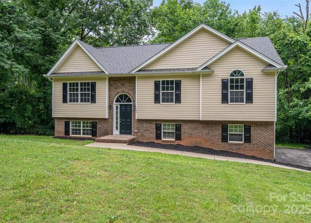 Property at 1520 28th St SW, Hickory, NC 28602, 3 beds, 2.5 baths