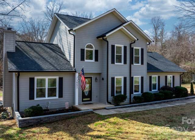 Property at 3993 Seaver Ct, Hickory, NC 28602, 3 beds, 2.5 baths