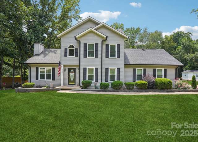 Property at 3993 Seaver Ct, Hickory, NC 28602, 3 beds, 2.5 baths