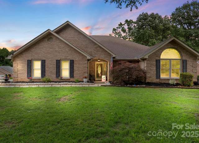 Property at 800 Isle Of Palms Ct, Fort Mill, SC 29708, 3 beds, 2 baths