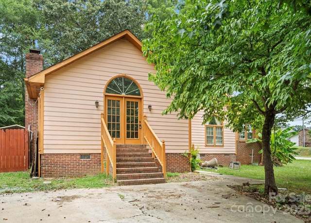 Property at 6500 Peacehaven Dr, Charlotte, NC 28214, 3 beds, 2 baths