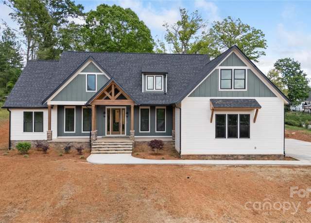 Property at 135 Westview Dr, Hendersonville, NC 28791, 4 beds, 3.5 baths