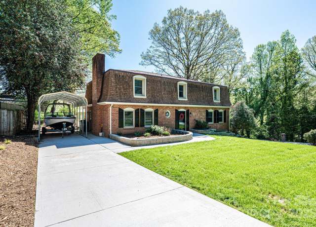 Property at 651 25th Ave NW, Hickory, NC 28601, 4 beds, 2.5 baths