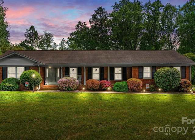 Property at 1044 Oakridge Farm Hwy, Mooresville, NC 28115, 3 beds, 2.5 baths
