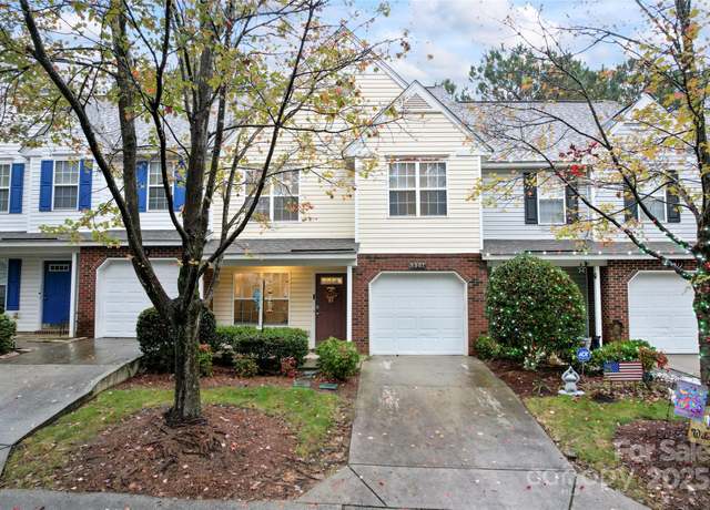 Property at 9907 Reindeer Way Ln, Charlotte, NC 28216, 3 beds, 2.5 baths