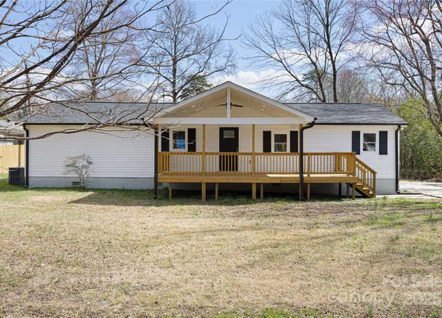 Property at 5015 Forestmont Dr, Matthews, NC 28105, 3 beds, 2 baths