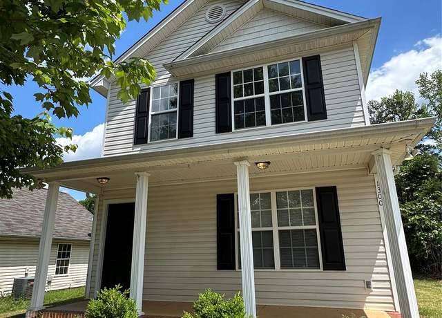 Property at 1300 Braveheart Ln, Charlotte, NC 28216, 3 beds, 2.5 baths