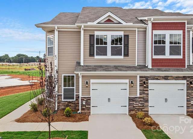 Property at 314 Creekview Rd, Hendersonville, NC 28792, 3 beds, 2.5 baths