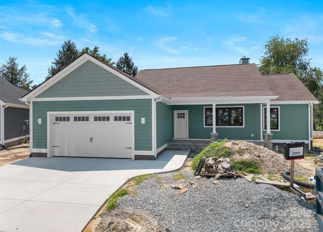 Property at 26 Olde Oak Ct, Hendersonville, NC 28792, 3 beds, 2 baths