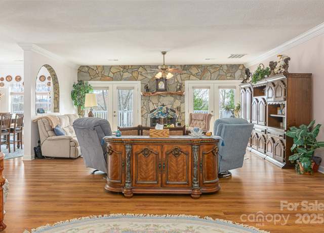 Property at 526 Grand Oaks Dr, Hendersonville, NC 28792, 4 beds, 4.5 baths