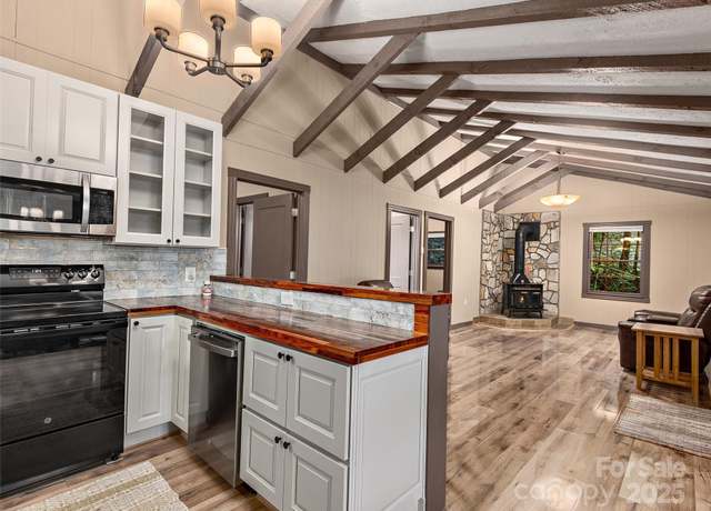 Property at 31 Poplar Ln, Maggie Valley, NC 28751, 2 beds, 1.5 baths