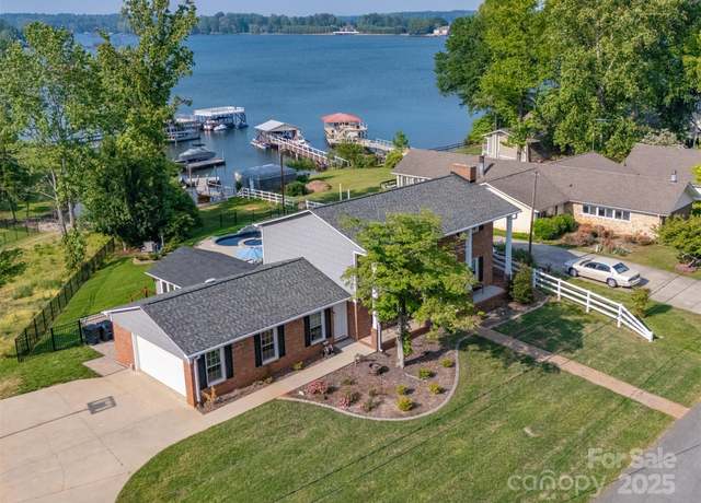 Property at 8005 Island View Ct, Denver, NC 28037, 4 beds, 2.5 baths