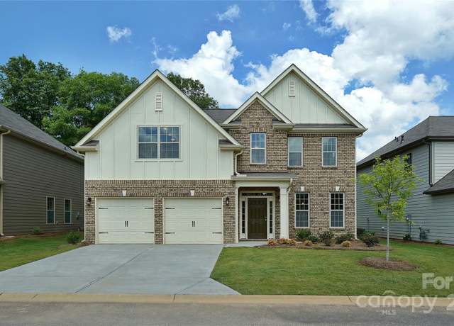 Property at 469 Fox Cove Rd, Hendersonville, NC 28792, 4 beds, 3 baths