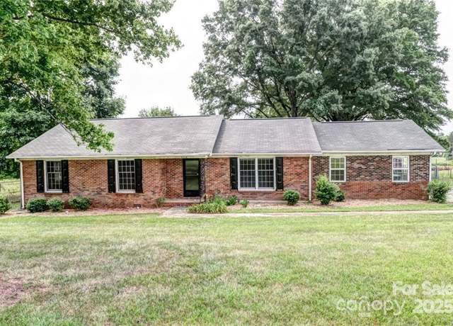 Property at 4716 Margaret Wallace Rd, Matthews, NC 28105, 3 beds, 2 baths