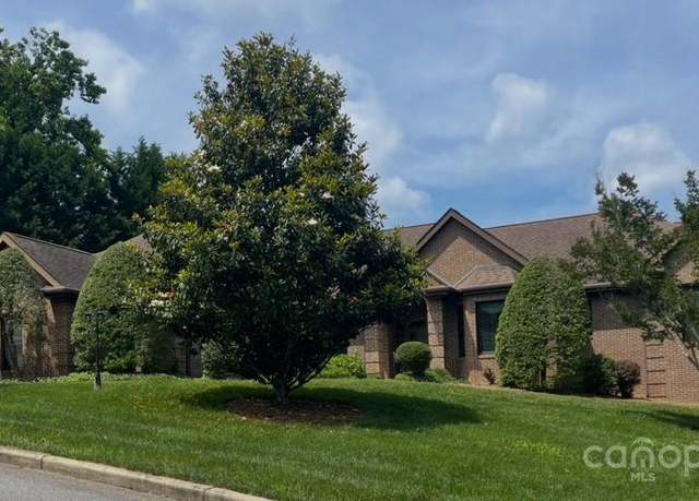 Property at 5 Reynolds Pl, Asheville, NC 28804, 4 beds, 3.5 baths