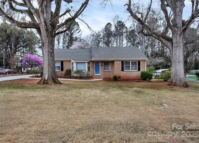 Property at 403 Hillcrest Dr, Huntersville, NC 28078, 4 beds, 1.5 baths