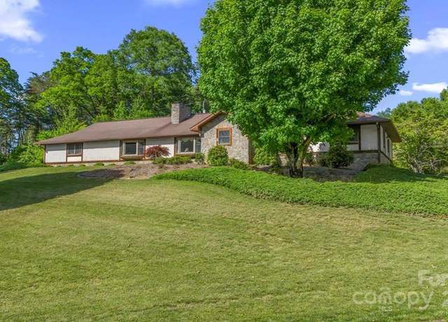 Property at 42 Grandview Ct, Franklin, NC 28734, 3 beds, 2 baths