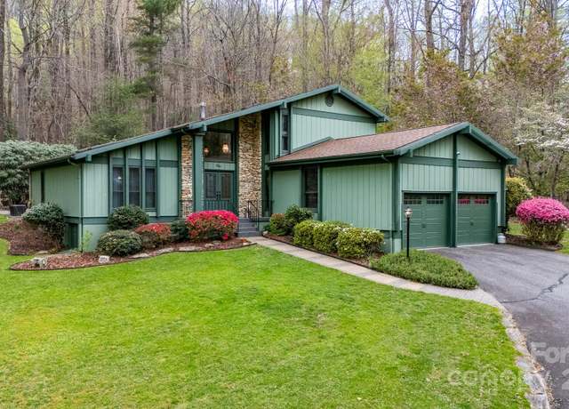 Property at 9 Chippewa Ln, Hendersonville, NC 28791, 4 beds, 2.5 baths