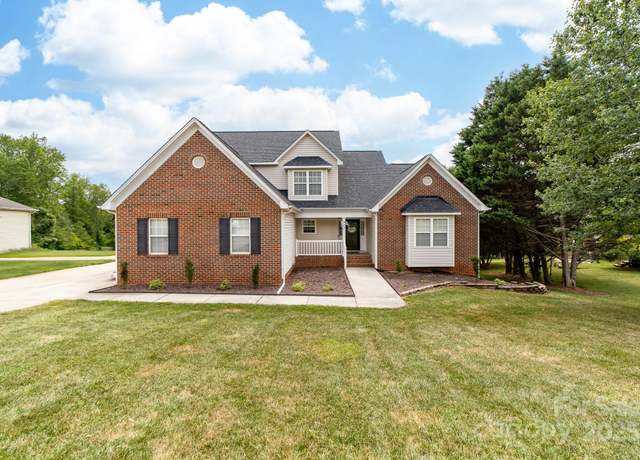 Property at 221 Deerfield Dr, Mount Holly, NC 28120, 5 beds, 3.5 baths