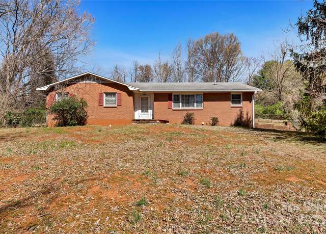Property at 4300 Lisa Dr, Winston Salem, NC 27103, 3 beds, 2 baths