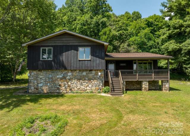 Property at 518 Acres View Dr, Waynesville, NC 28786, 4 beds, 2.5 baths