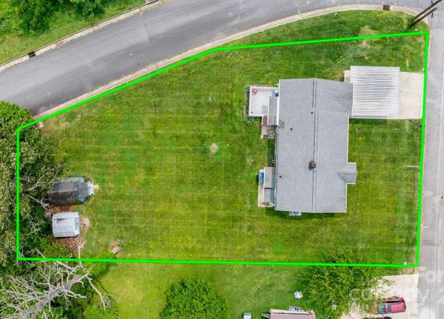 Property at 1266 18th St NE, Hickory, NC 28601, 3 beds, 2 baths
