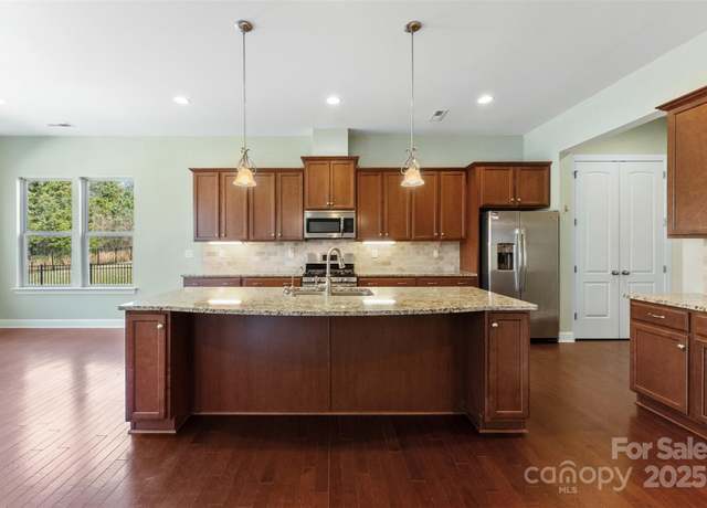 Property at 11037 Thornbeck Ln, Midland, NC 28107, 5 beds, 3 baths