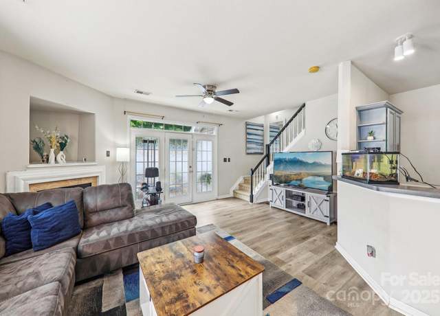 Property at 8259 Carob Tree Ln, Charlotte, NC 28215, 2 beds, 2.5 baths