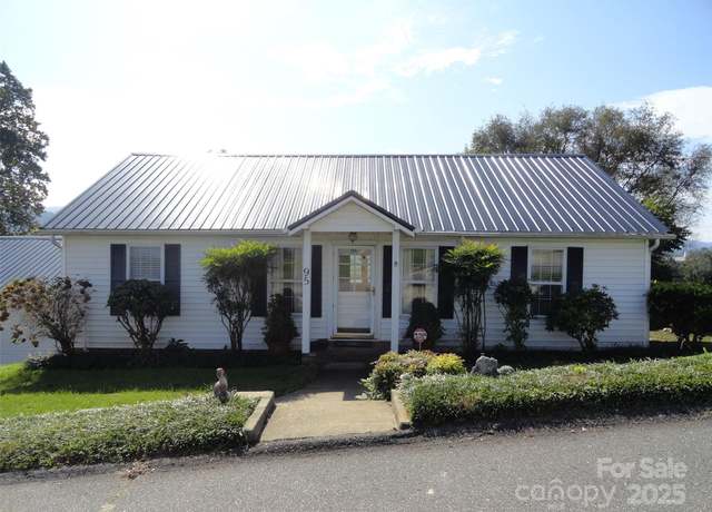 Property at 95 Summit St, Marion, NC 28752, 3 beds, 2.5 baths