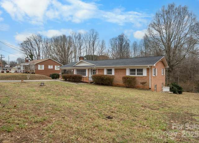Property at 925 37th St SW, Hickory, NC 28602, 3 beds, 1.5 baths